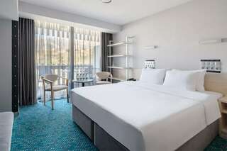 Гостиница Ялта-Интурист Ялта Стандарт улучшенный с  двуспальной кроватью и диваном (YALTA INTOURIST)-3