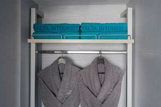 Гостиница Ялта-Интурист Ялта Люкс двухкомнатный с двуспальной кроватью и диваном (YALTA INTOURIST)-8