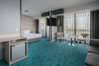 Гостиница Ялта-Интурист Ялта Люкс студия с двуспальной кроватью и диваном (YALTA INTOURIST)-1