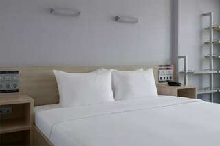 Гостиница Ялта-Интурист Ялта Люкс двухкомнатный с двуспальной и двумя односпальными кроватями / раскладными креслами (GREEN PARK)-2