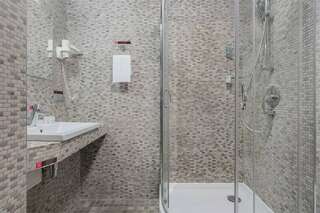 Гостиница Ялта-Интурист Ялта Люкс двухкомнатный с двуспальной и двумя односпальными кроватями / раскладными креслами (GREEN PARK)-7