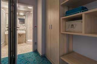 Гостиница Ялта-Интурист Ялта Люкс двухкомнатный с двуспальной и двумя односпальными кроватями / раскладными креслами (GREEN PARK)-5