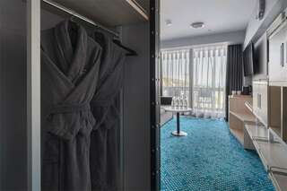 Гостиница Ялта-Интурист Ялта Люкс двухкомнатный с двуспальной кроватью и диваном (YALTA INTOURIST)-5