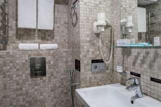 Гостиница Ялта-Интурист Ялта Стандарт улучшенный с  двуспальной кроватью и диваном (YALTA INTOURIST)-8