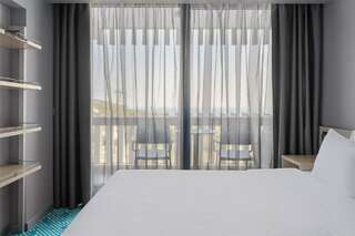 Гостиница Ялта-Интурист Ялта Люкс двухкомнатный с двуспальной кроватью и диваном (YALTA INTOURIST)-2