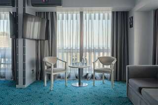 Гостиница Ялта-Интурист Ялта Люкс студия с двуспальной кроватью и диваном (YALTA INTOURIST)-7