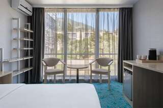 Гостиница Ялта-Интурист Ялта Люкс двухкомнатный с двуспальной и двумя односпальными кроватями / раскладными креслами (GREEN PARK)-3