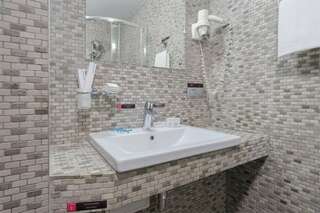 Гостиница Ялта-Интурист Ялта Люкс двухкомнатный с двуспальной и двумя односпальными кроватями / раскладными креслами (GREEN PARK)-8