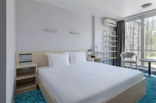 Гостиница Ялта-Интурист Ялта Люкс двухкомнатный с двуспальной и двумя односпальными кроватями / раскладными креслами (GREEN PARK)-1