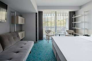 Гостиница Ялта-Интурист Ялта Стандарт улучшенный с  двуспальной кроватью и диваном (YALTA INTOURIST)-1